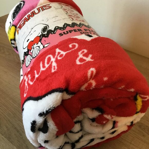 Peanuts Snoopy Woodstock Plush Throw Blanket Hugs & Kisses Hearts 46" x 60" NIP - Picture 1 of 4